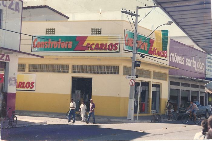 Fachada da Construtora Zecarlos no centro de Teixeira de Freitas nos anos 1980