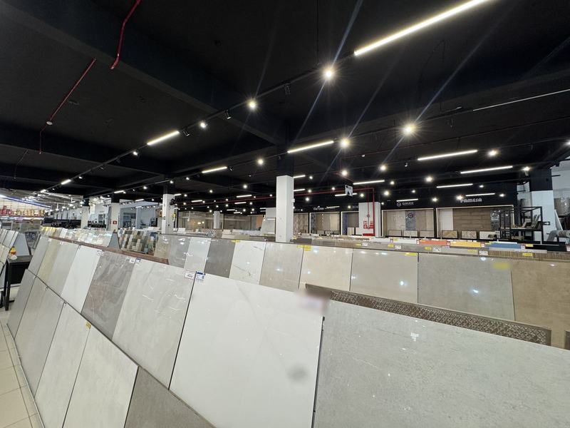 Showroom de pisos da Zecarlos com porcelanatos expostos em tamanho real