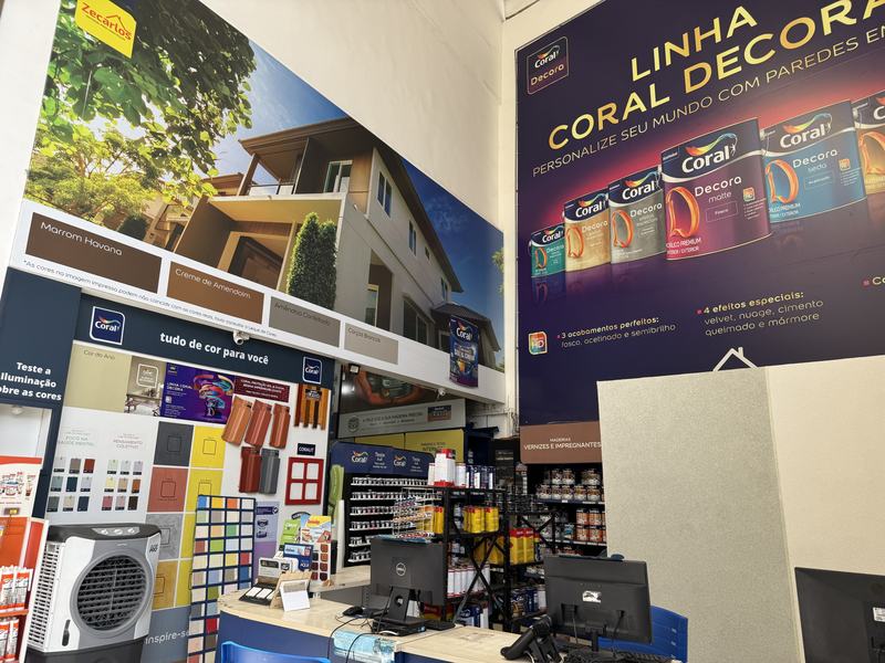 Balcão de tintometria da Zecarlos com o catálogo de cores Coral